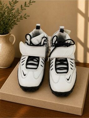 Nike White and Black Women's Strap Sneakers